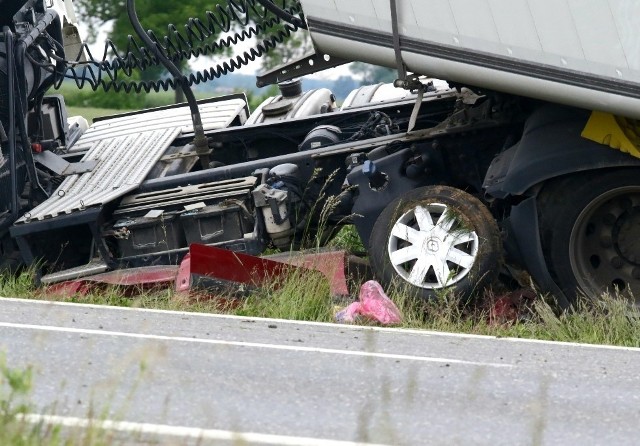 Tragiczny wypadek na drodze krajowej nr 5 w okolicach wsi Mielęcin. Ciężarówka zmiażdżyła auto osobowe