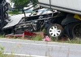 Tragiczny wypadek na drodze krajowej nr 5. Ciężarówka zmiażdżyła samochód osobowy. Jedna osoba nie żyje