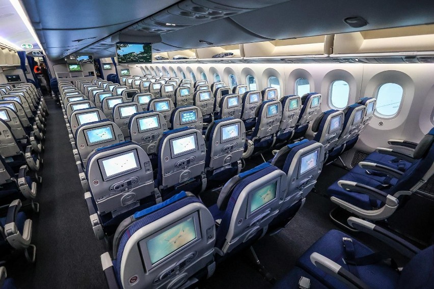 W niektórych samolotach z tyłu siedzeń zamontowane są ekrany...