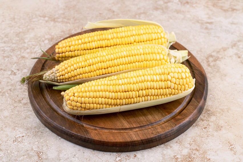 Świeża kukurydza to składnik apetycznych sałatek, zup i...