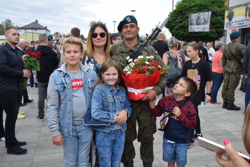 130 żołnierzy Dobrowolnej Zasadniczej Służby Wojskowej, w otoczeniu najbliższych, złożyło przysięgę w Czarnej Białostockiej