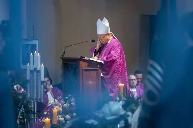 Zamiast jednego Boga mamy nieskończoną liczbę bożków, które mają to do siebie, że przynoszą w nasze życie śmierć - powiedział kardynał Grzegorz Ryś 