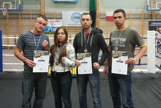 Na zdjęciu zawodnicy MuayThai Millenium Rzeszów. Od lewej: Tomasz Kliś , Hanna Gujwan, Rafał Antończak i Kamil Świrk.