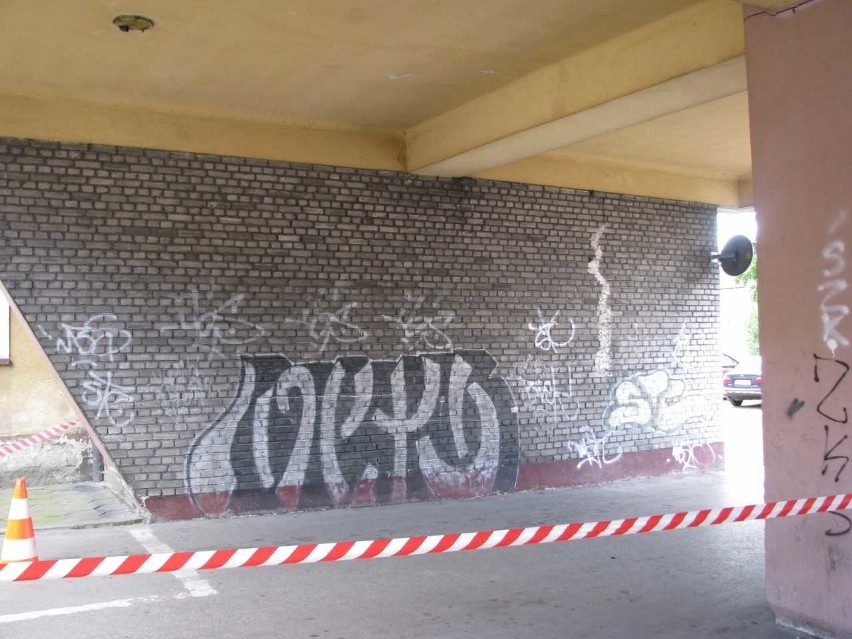 Mural w pasażu pod łącznikiem budynku urzędu miasta był...