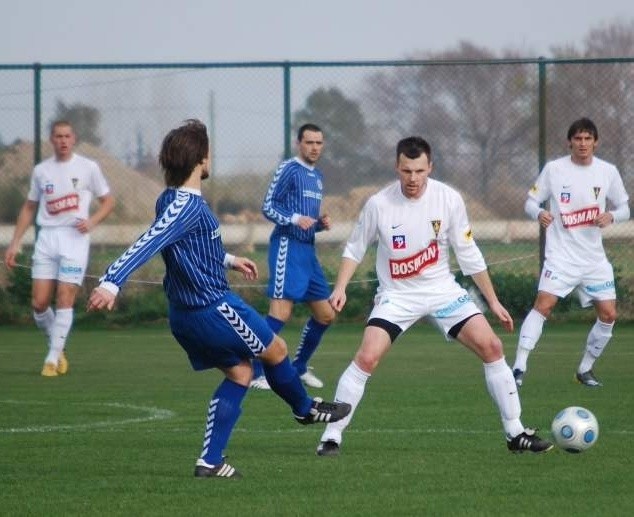 Tym razem zawodnicy Pogoni (białe stroje) schodzili z boiska pokonani.