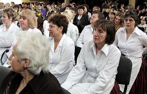 Na tegoroczne IV Forum Kobiet Powiatu Włoszczowskiego przybyło do starostwa ponad sto pięćdziesiąt pań z różnych miejscowości, w różnym wieku, reprezentujących różne zawody.