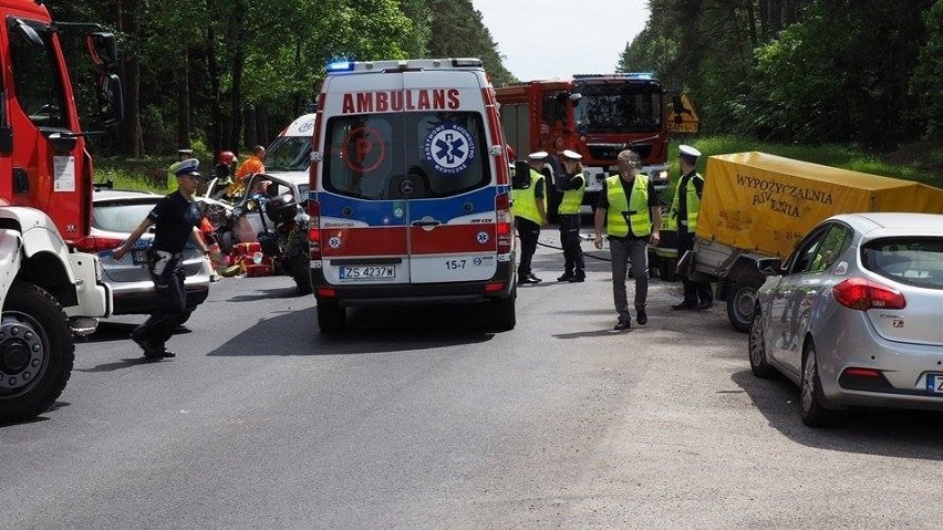 Do poważnego wypadku doszło na krajowej 11. Dwie osoby w...