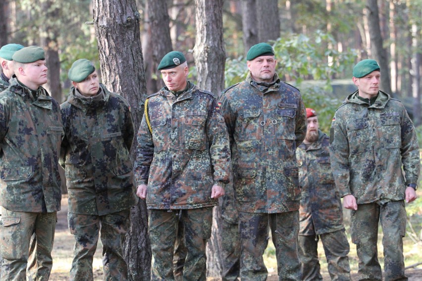 Nowa Dęba. Prezydent Andrzej Duda i minister obrony narodowej Mariusz Błaszczak spotkali się z ćwiczącymi żołnierzami [ZDJECIA]