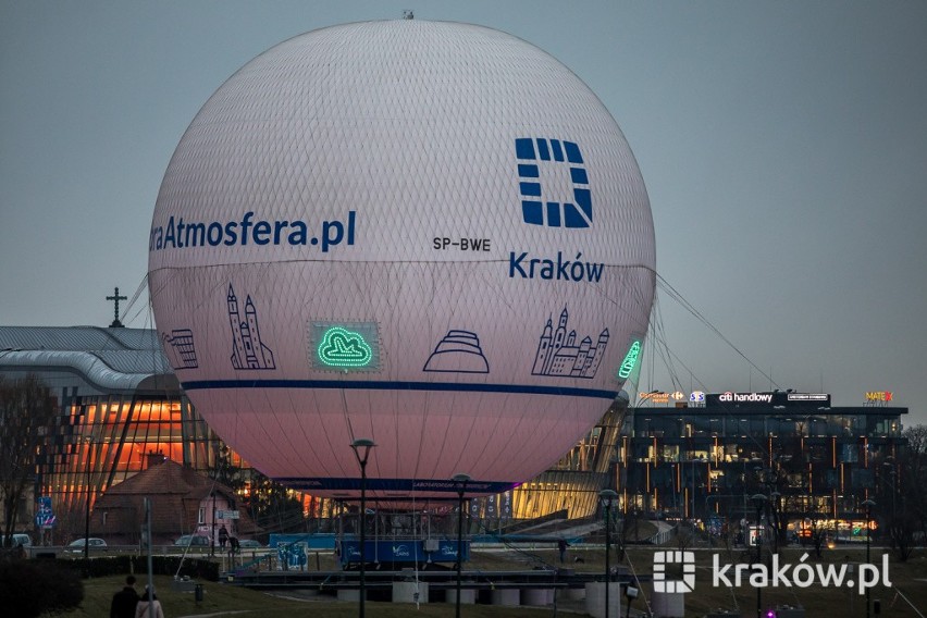 Kraków. Balon widokowy zaczął informować o zanieczyszczeniu powietrza w mieście [ZDJĘCIA]