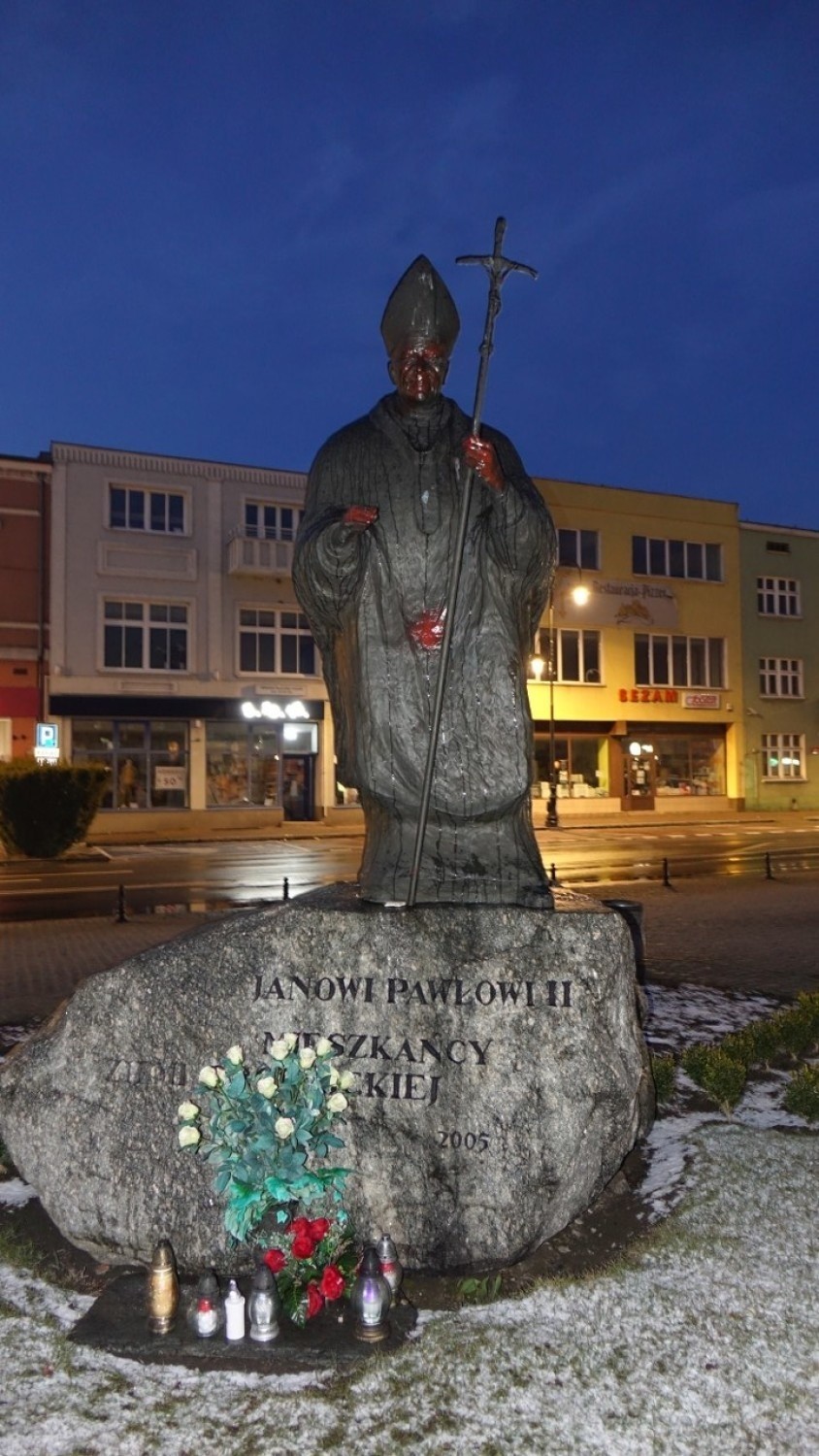 Pomnik został pomazany czerwoną farbą....