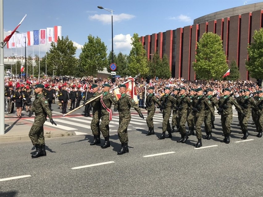 Tłumy na defiladzie w Katowicach oklaskują Wojsko Polskie