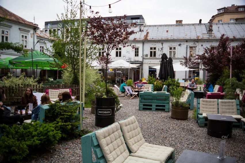 Kraków. Ogródki gastronomiczne w centrum otwarte tylko do godziny 22? Mieszkańcy chcą spokojnie spać. Radni interweniują [ZDJĘCIA]