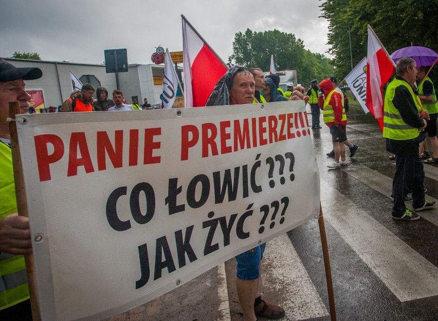 "To krzyk rozpaczy" - mówili protestujący we Władysławowie rolnicy i armatorzy, którzy zablokowali wjazd na Półwysep Helski. Zdjęcia, wideo