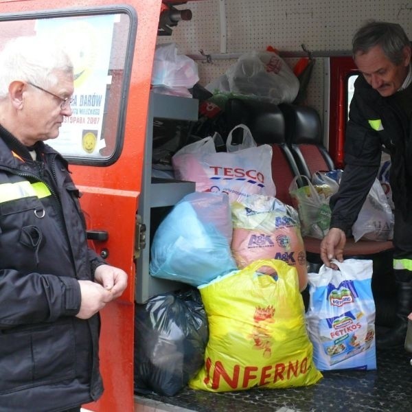 Samochód strażacki na Placu Armii Krajowej już przed południem był już w dużej części wypełniony darami od mielczan