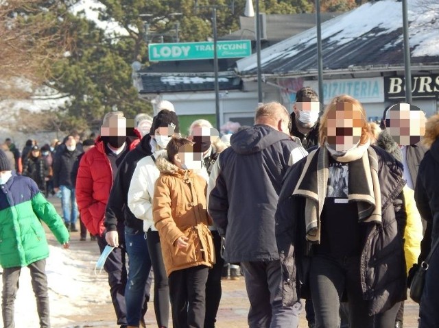 Ustecka promenada oblegana jak Krupówki w Zakopanem. Tłumy spacerowiczów nad morzem