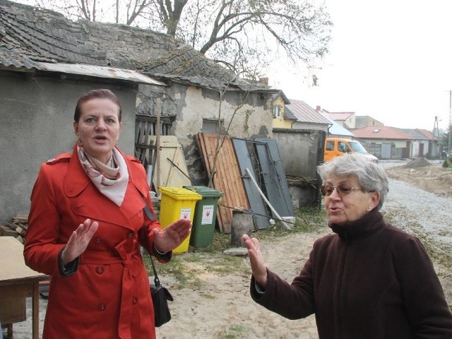 Pani Jadwiga mieszka w Domu Wójta wraz z mamą. W czwartek rozmawiała z Aliną Siwonią, wójt Rakowa.