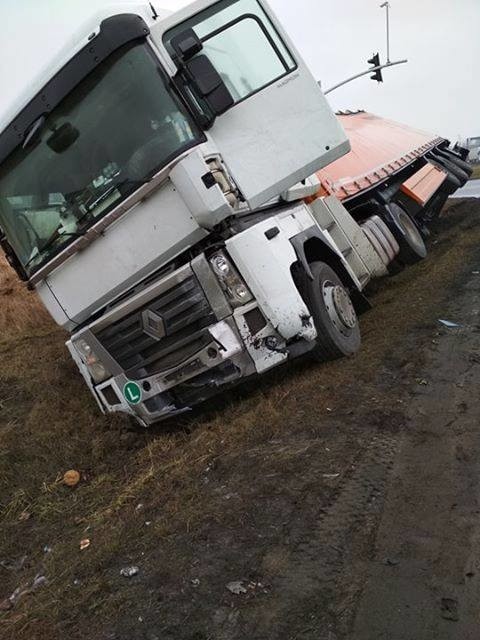 Groźny wypadek na DK1 w Koziegłowach ZDJĘCIA Volkswagen golf zderzył się z tirem. Kierująca osobówką trafiła do szpitala