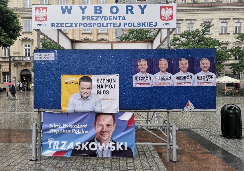 Wybory prezydenckie 2020. Na ulicach pojawia się coraz więcej plakatów z kandydatami  [ZDJĘCIA]