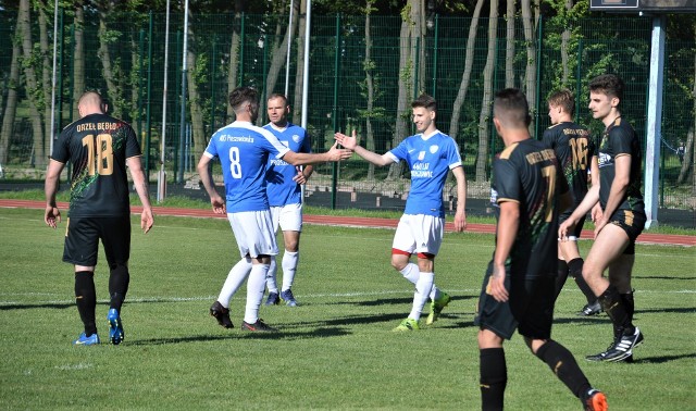 Mikołaj Tracz (czwarty z od lewej) zdobył swojego pierwszego gola w barwach Proszowianki i odbiera gratulacje od kolegów