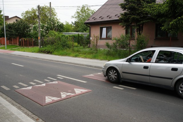 Mieszkańcom przeszkadzają samochody jadące z duża prędkością drogą wyjazdową z Wrocławia. Konieczne jest wprowadzenie progów zwalniających. Zdjęcie ilustracyjne.