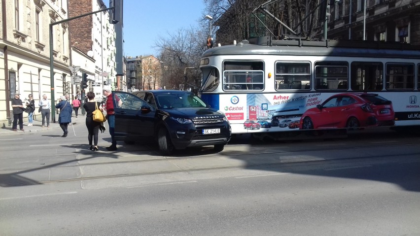Kraków. Wypadek na ulicy Grzegórzeckiej. Zderzenie tramwaju z samochodem