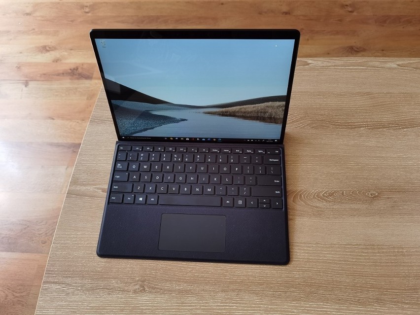 Hybrydowy Surface Pro X – urządzenie 2 w 1, które łączy świat mobilny z PC. Test, recenzja