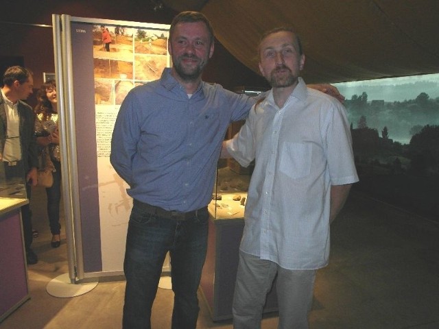 Archeolodzy Kamil Kaptur i Artur Jedynak, którzy wraz Ulą Jedynak przygotowali wystawę.