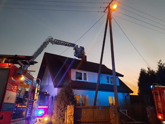 Strażacy gasili pożar sadzy w domu w Myślakowicach w gminie Odrzywół.