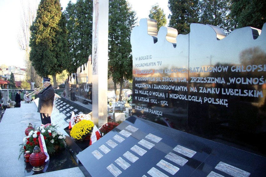 Pomnik-mogiła upamiętniające ofiary stalinowskiego więzienia...