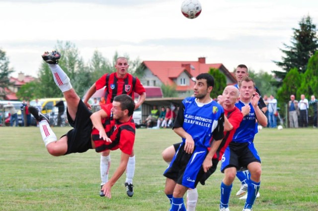 W sobotnim meczu pomiędzy Wie-lowsią Tarnobrzeg (czerwono-czarne stroje) a Sanem Kłyżów nie brakowało efektownych akcji.