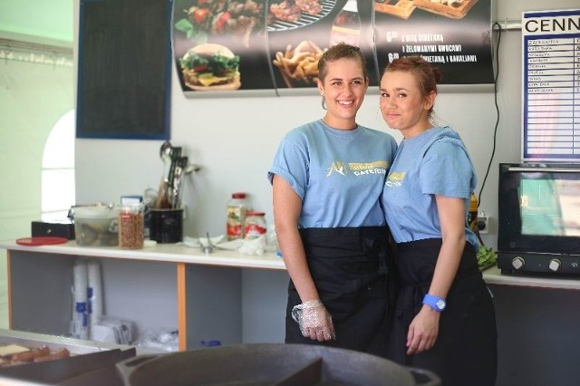 Asia Staszewska (z prawej) i Marlena Bębenek, pracownice Fortu Borki, przyznają, że radomianie z ciekawością zaglądają do namiotów na plaży i chwalą pomysł jego utworzenia.