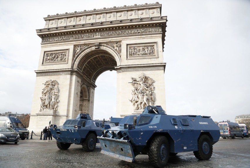 Francja: Zamieszki w Paryżu 8.12 ZDJĘCIA Protesty "żółtych kamizelek". Bilans: 260 rannych, 1700 zatrzymanych. Ile osób protestowało?