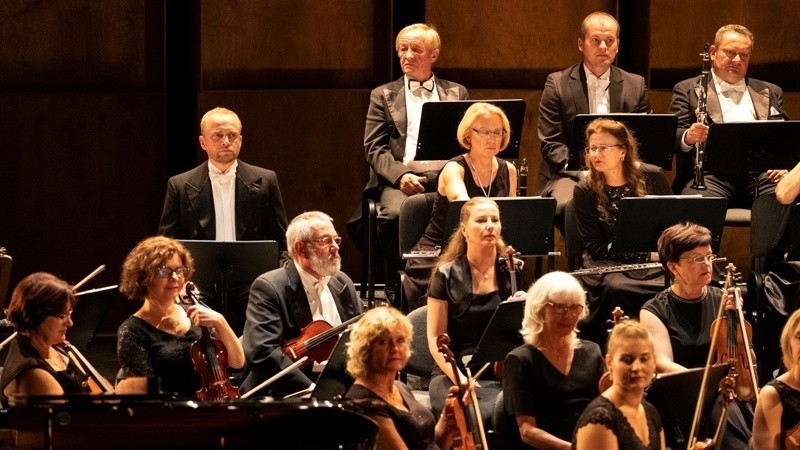 Piotr Adamczyk, jako Robert Turski, muzyk filharmonii. W...