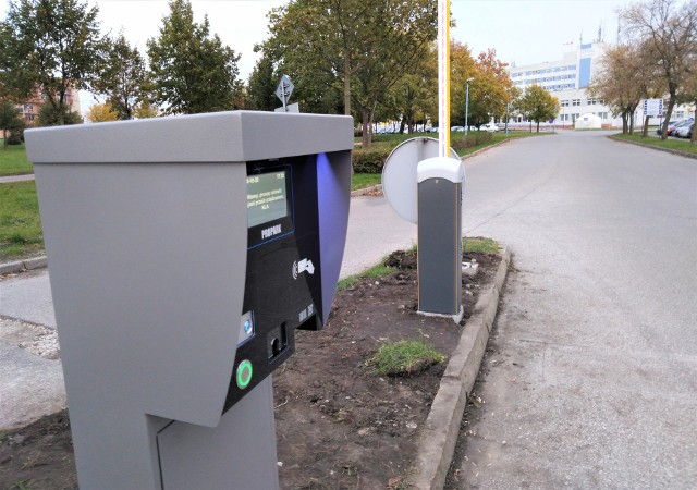 Od 1 grudnia zapłacimy za parkowanie pojazdów pod szpitalem. Pierwsza godzina postoju, to 3 zł. Jeśli nie uregulujemy opłaty, drogę zagrodzi nam szlaban