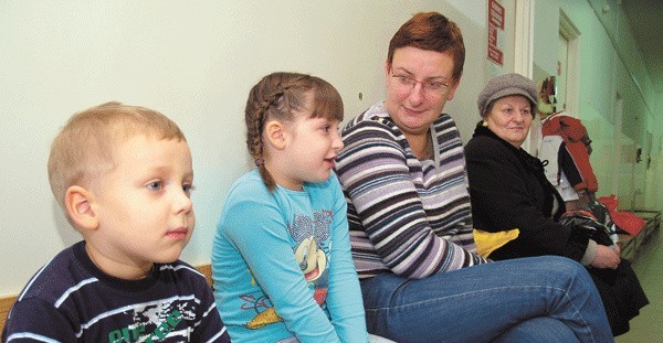 Filip i Malwina Mikołajczak z mamą w przychodni w Koszalinie. Trochę kichali, więc przyszli się zbadać. W piątek było tu sporo najmłodszych pacjentów. 