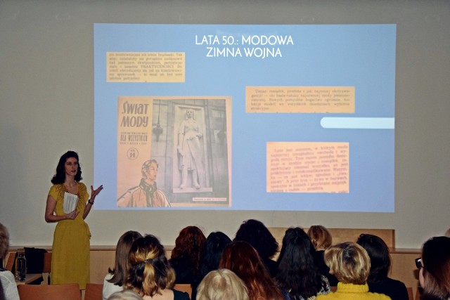 Muzeum Miasta Gdyni w związku z wystawą „Hoff. Polskie Projekty Polscy Projektanci” zorganizowało spotkanie z Karoliną Żebrowską, która licznie zebranej widowni opowiedziała, jak ubierały się Polki w latach 50 i 60.