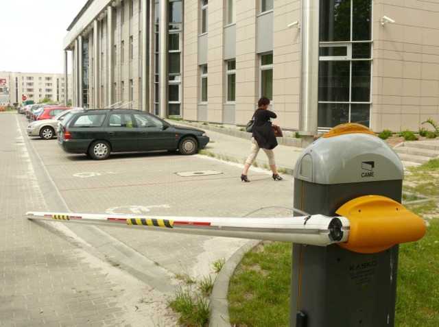 Zniszczony szlaban przy parkingu sądu.