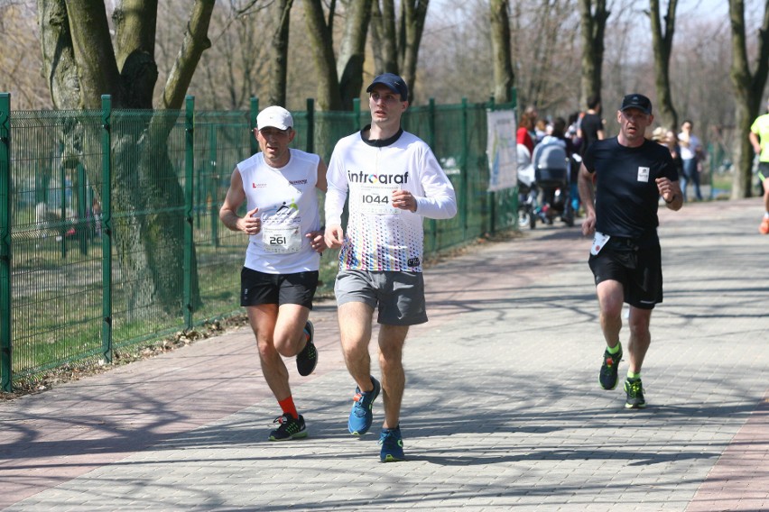 Biegli w niedzielę nad Zalewem Zemborzyckiem. To ostatni bieg z cyklu "Cztery Dychy do Maratonu" [DUŻO ZDJĘĆ]