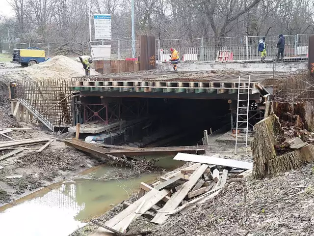 Trwa modernizacja linii tramwajowej z Łodzi do Konstantynowa. Prace prowadzone są m.in. na ul. Konstantynowskiej w Łodzi wokół mostów.