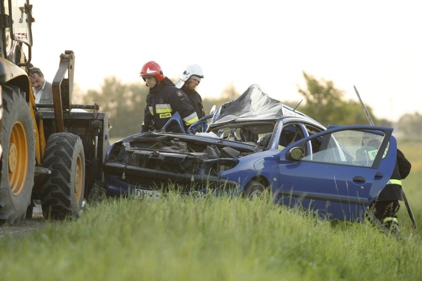 Wypadek na drodze Wrocław-Poznań. Auto uderzyło w koparkę. Zginęło czworo studentów (ZDJĘCIA)