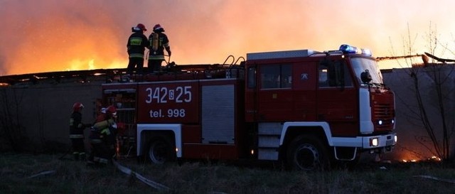 Kilka wozów strażackich próbowało wczoraj ugasić pożar kurnika.