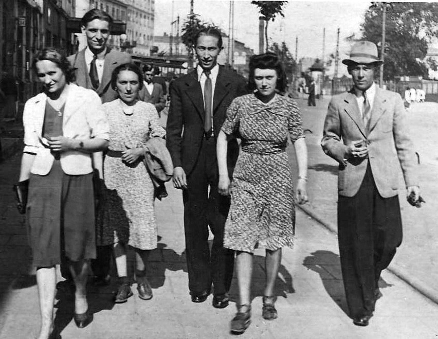 Na spacerze z przyjaciółmi na ulicy Wolskiej w 1943 r....