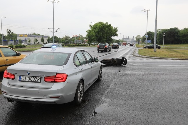 34-letni motorowerzysta trafił w czwartek do szpitala po tym, jak na skrzyżowaniu Szosy Lubickiej i ulicy Rydygiera w Toruniu zderzył się z mercedesem.Tuż po godzinie 13.00 kierujący jednośladem jechał Szosą Lubicką w stronę centrum miasta. Tą samą ulicą, ale w drugim kierunku poruszał się mercedes. Jego kierowca w czasie skręcania w lewo w ulicę Rydygiera uderzył w motorowerzystę, który trafił do szpitala.Na razie nie wiadomo, czy zdarzenie to zostanie zakwalifikowane jako kolizja czy wypadek. Zależeć to będzie od tego, jakie obrażenia odniósł motorowerzysta.- Uczestnicy zdarzenia byli trzeźwi – mówi Wojciech Chrostowski z toruńskiej policji.Pogoda na dzień + 2 kolejne dni (17 + 18-19.05.2018) | POLSKAźródło: TVN Meteo/x-news(wap)