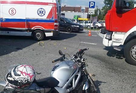 DK 75. Po zderzeniu z ciężarówką nieprzytomny motocyklista zabrany do szpitala