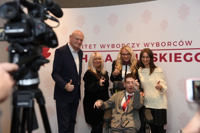 Członkowie Komitetu Wyborczego Wyborców Michała Zaleskiego spotkali się na wieczorze wyborczym w hotelu Filmar w Toruniu. - Wynik wyborczy, oczywiście, jest ważny, ale ważne jest także to, że się zebraliśmy - zapewniał Michał Zaleski.FLESZ - Zmiany w ordynacji wyborczej 2018.