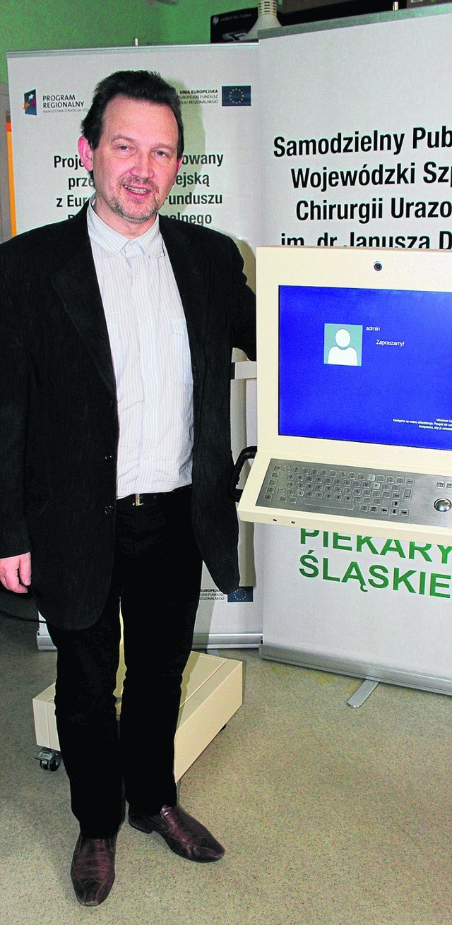 Ireneusz Kowalski pokazuje mobilny kiosk dla pacjentów