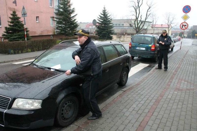 Parkowanie na pasach, w miejscu dla inwalidy (bez uprawnień), a także przy skrzyżowaniach - to najczęstsze grzechy kierowców.