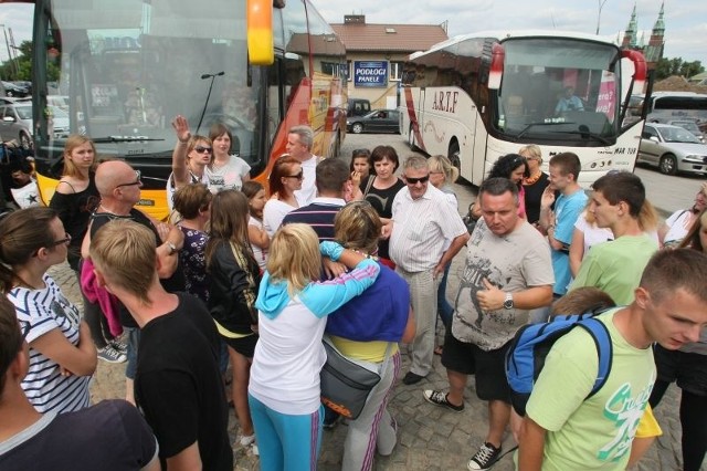 Zdenerwowani rodzice koczowali razem z dziećmi przed dworcem kolejowym w Kielcach.