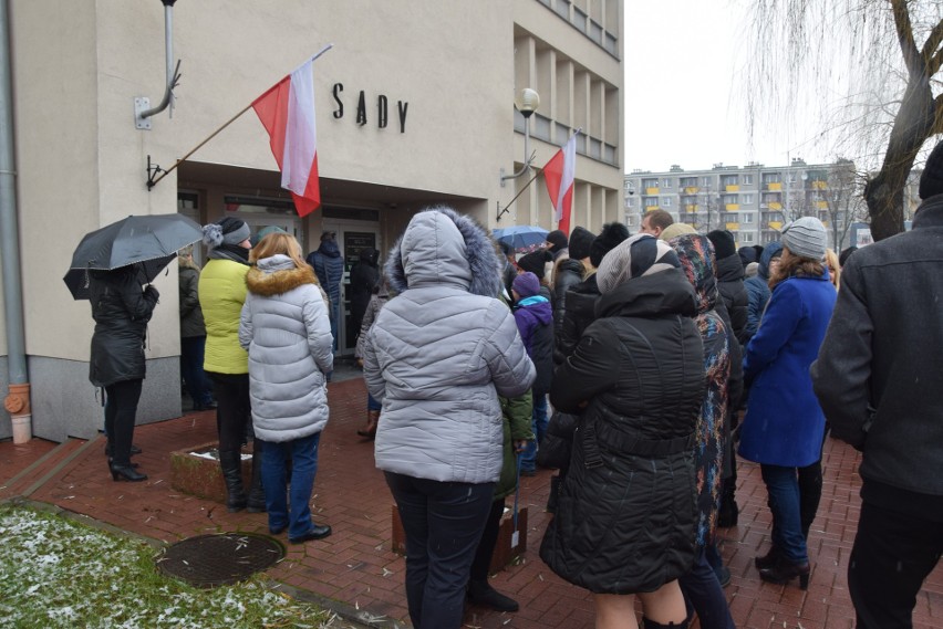 Częstochowa: Protest pracowników pod Sądem Okręgowym