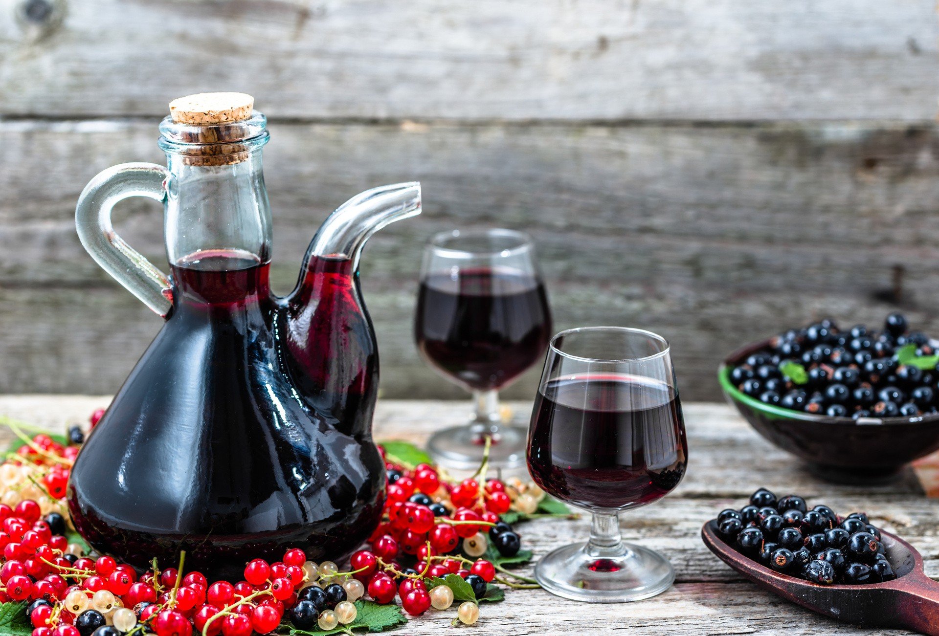 Домашнее вино из черной смородины простой